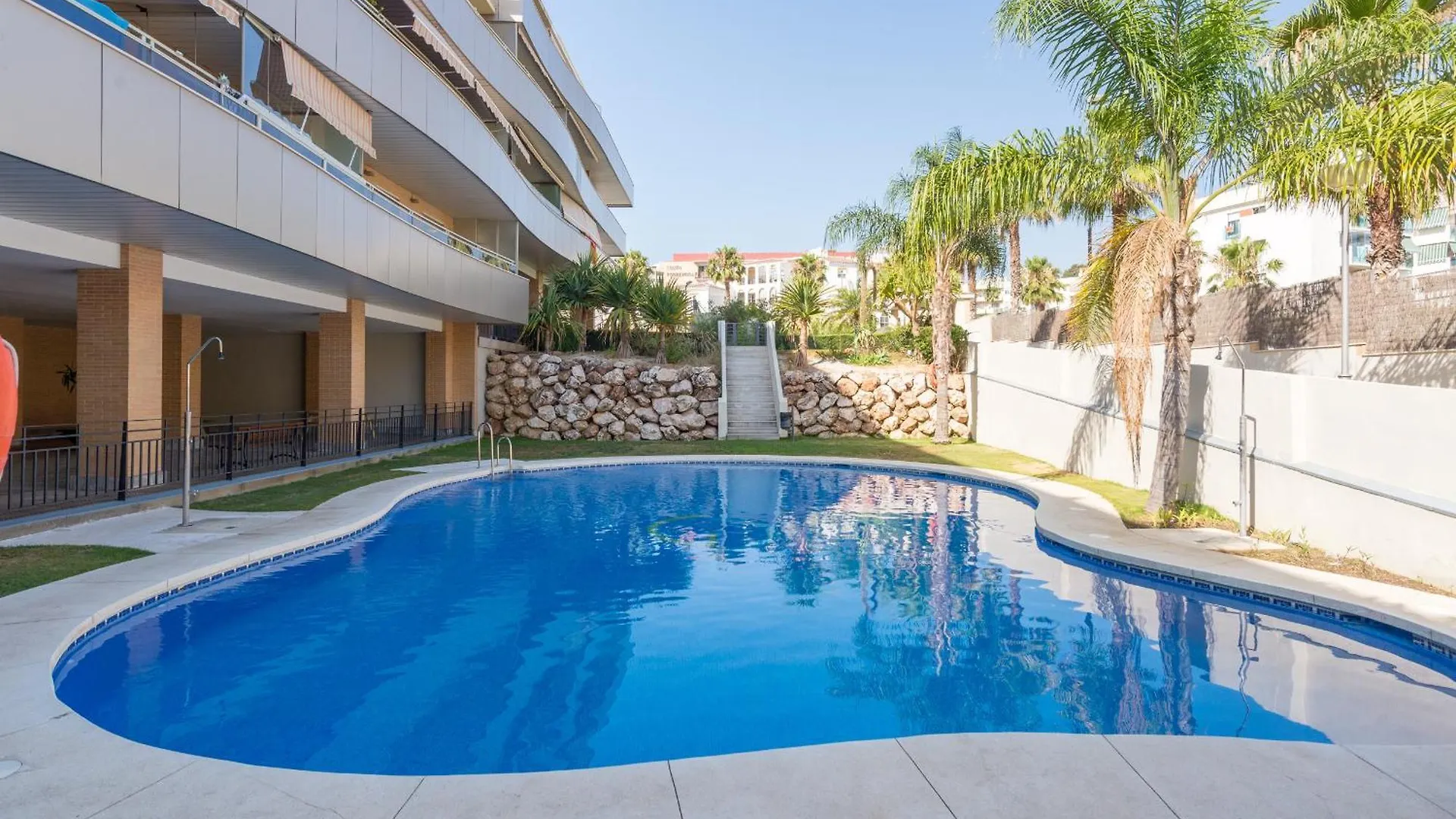 Hill Apartment With Terrace, Parking, Pool & Paddle Court 토레몰리노스 0*,  스페인