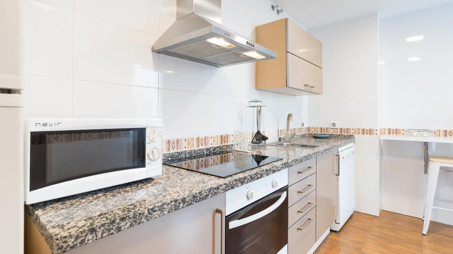 Hill Apartment With Terrace, Parking, Pool & Paddle Court 토레몰리노스