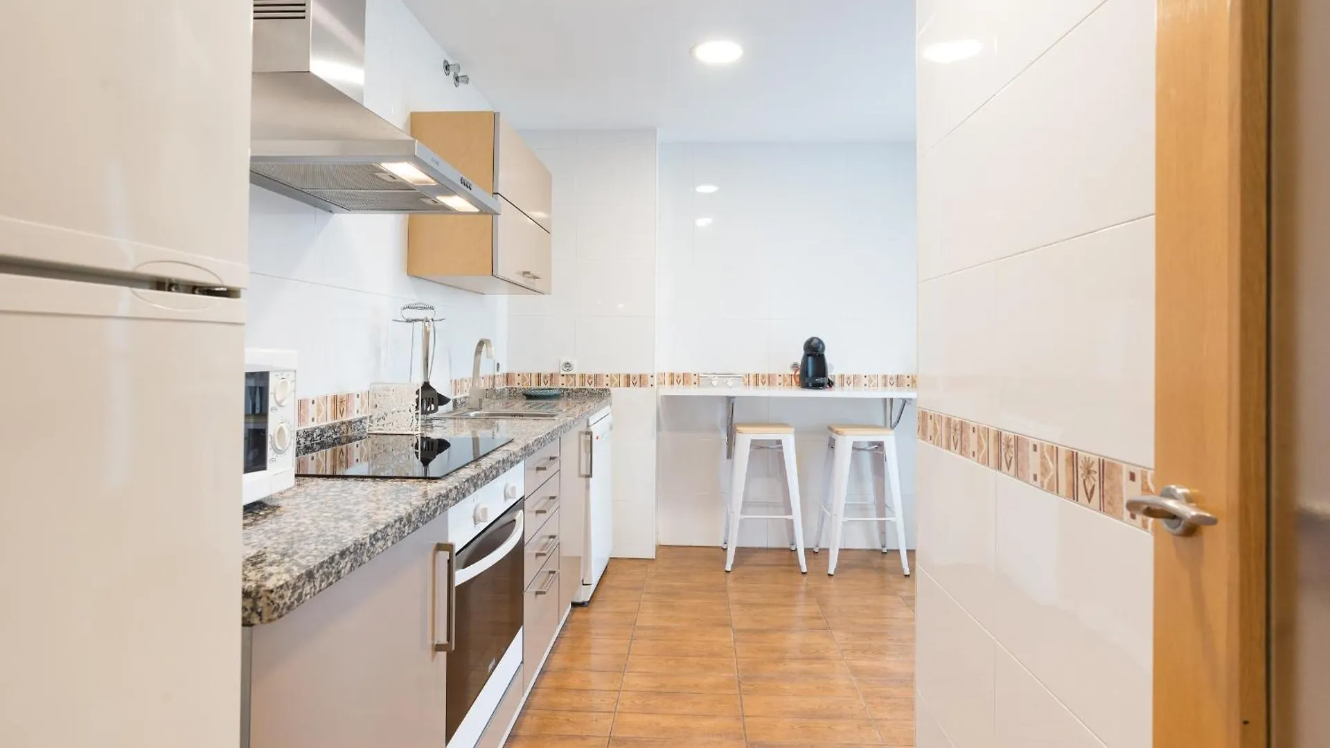 Hill Apartment With Terrace, Parking, Pool & Paddle Court 토레몰리노스 스페인