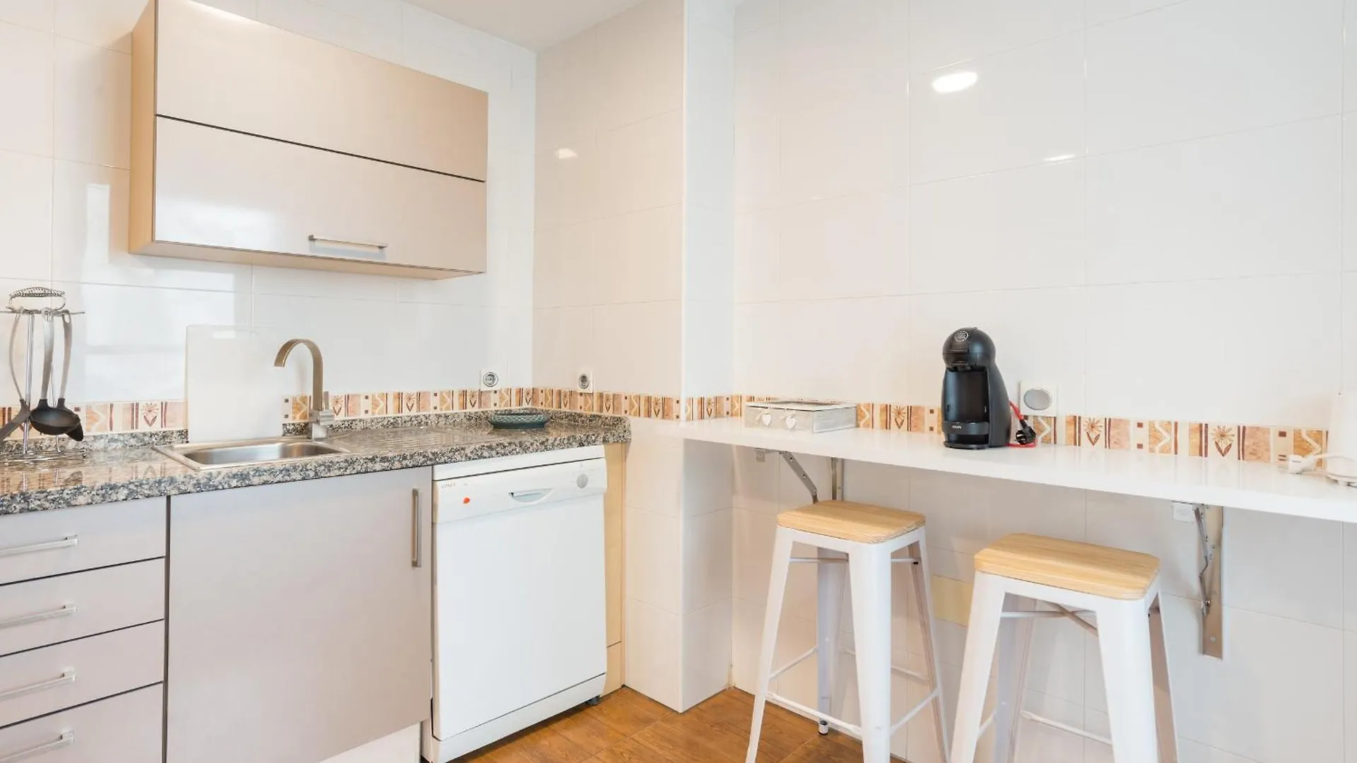 Hill Apartment With Terrace, Parking, Pool & Paddle Court 토레몰리노스 스페인