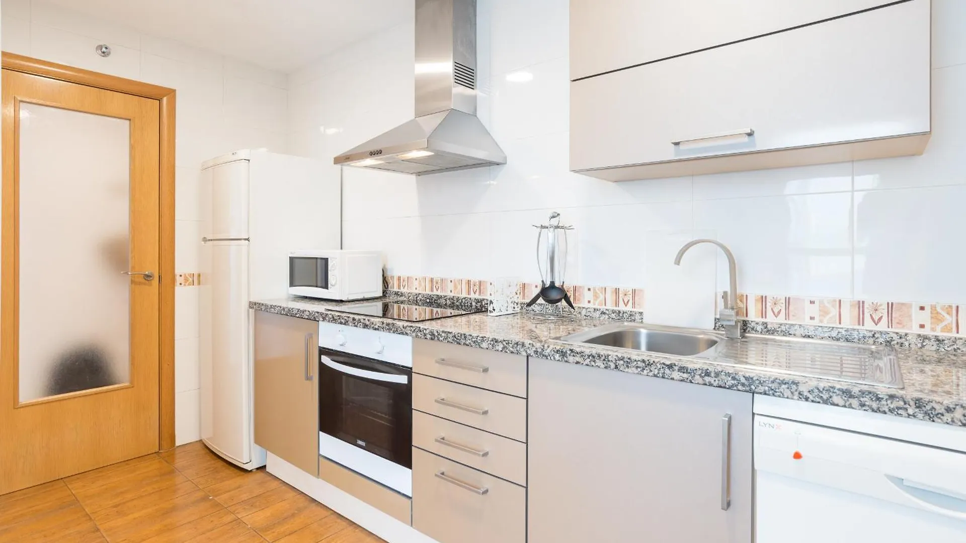 Hill Apartment With Terrace, Parking, Pool & Paddle Court 토레몰리노스
