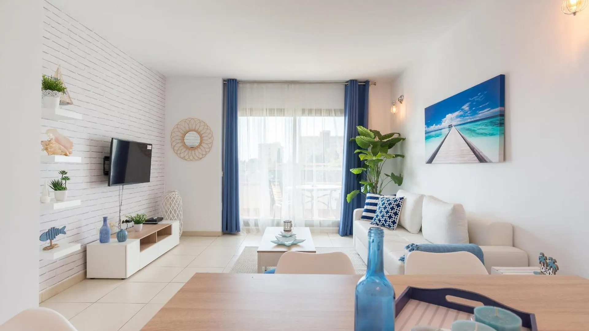 Hill Apartment With Terrace, Parking, Pool & Paddle Court 토레몰리노스 스페인