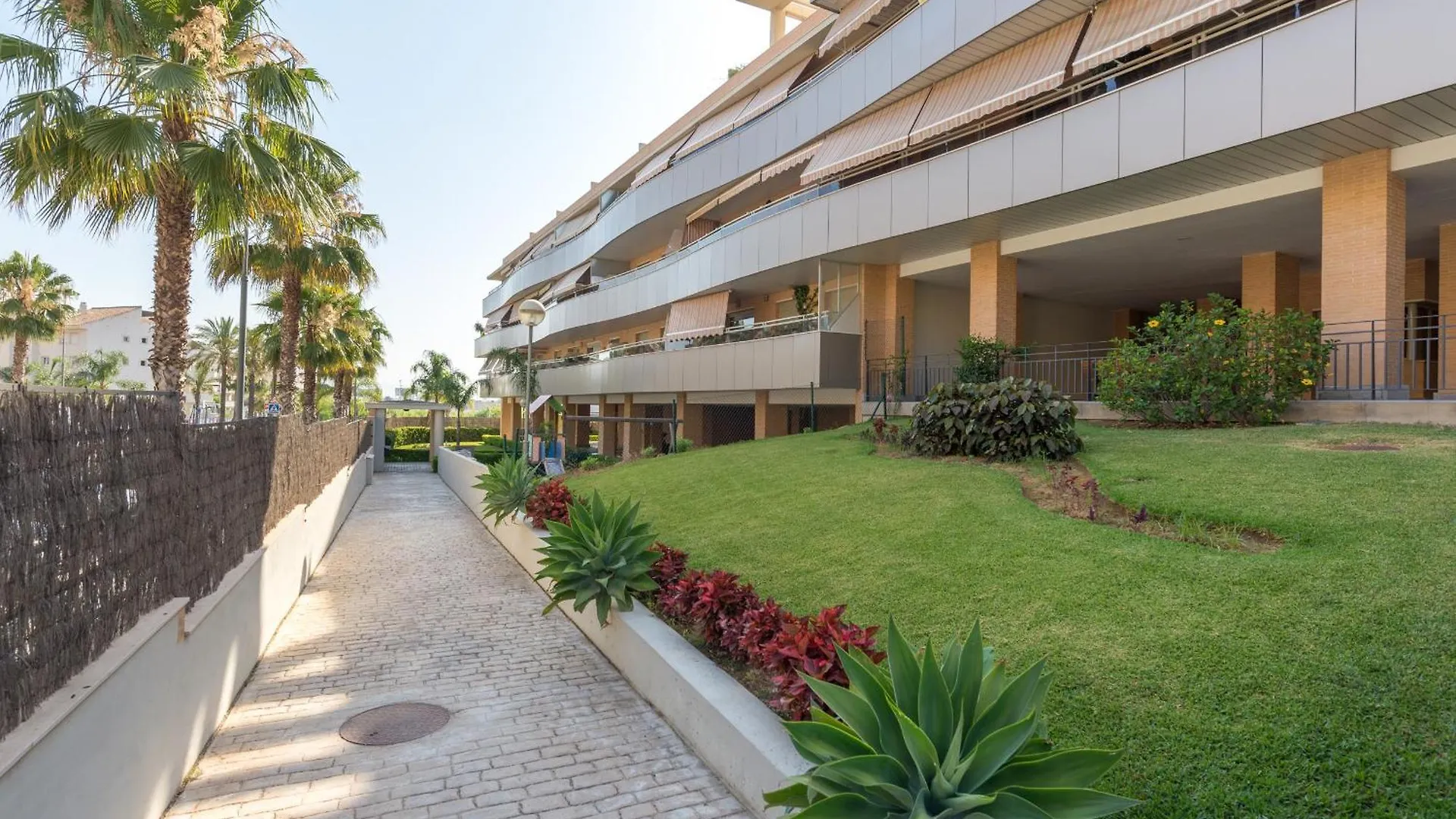 Hill Apartment With Terrace, Parking, Pool & Paddle Court 토레몰리노스 스페인