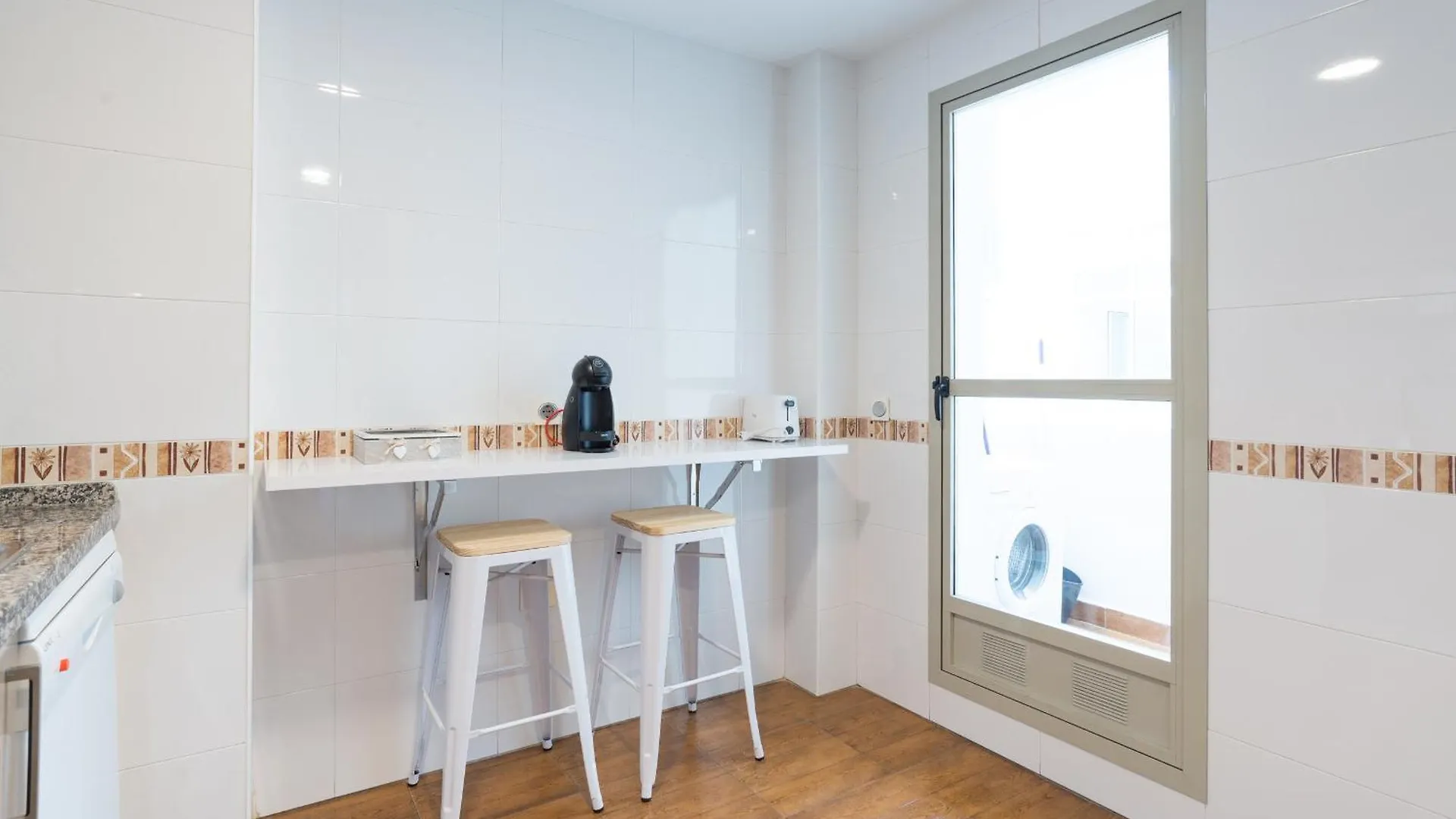 Hill Apartment With Terrace, Parking, Pool & Paddle Court 토레몰리노스