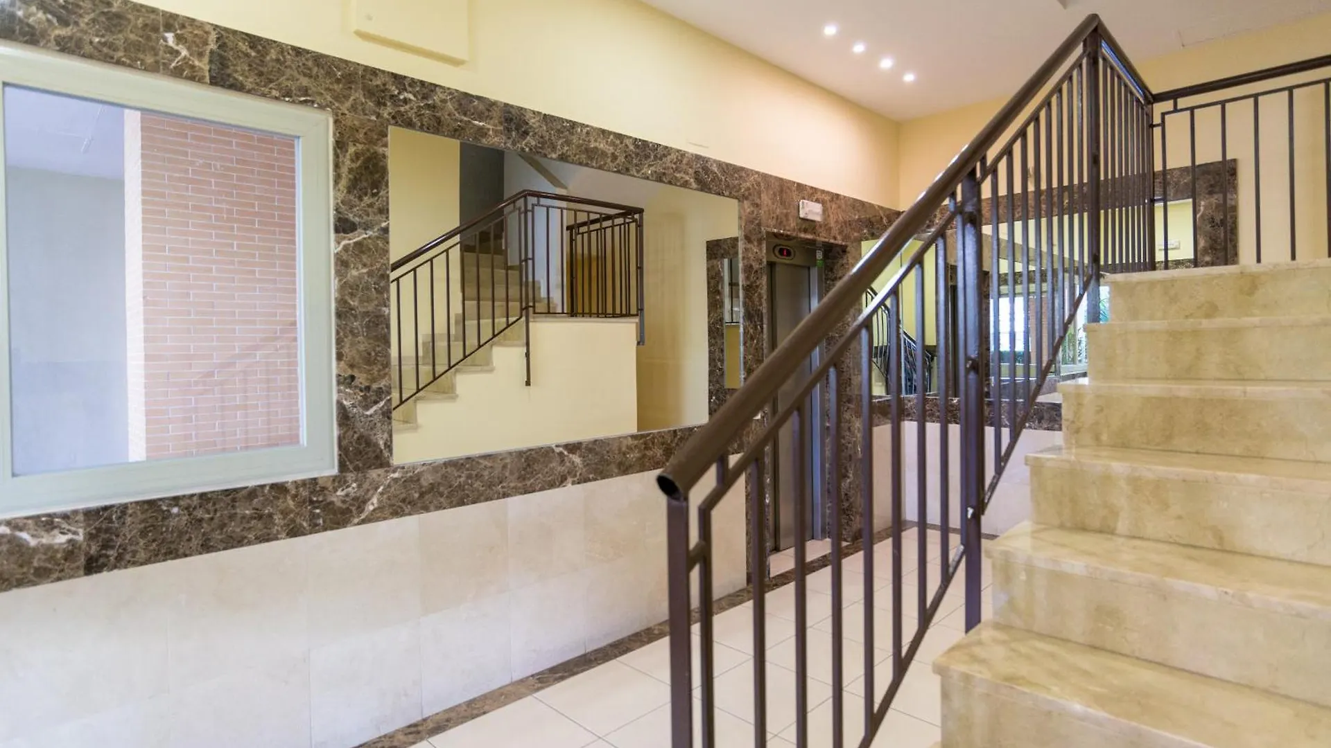 Hill Apartment With Terrace, Parking, Pool & Paddle Court 토레몰리노스 스페인