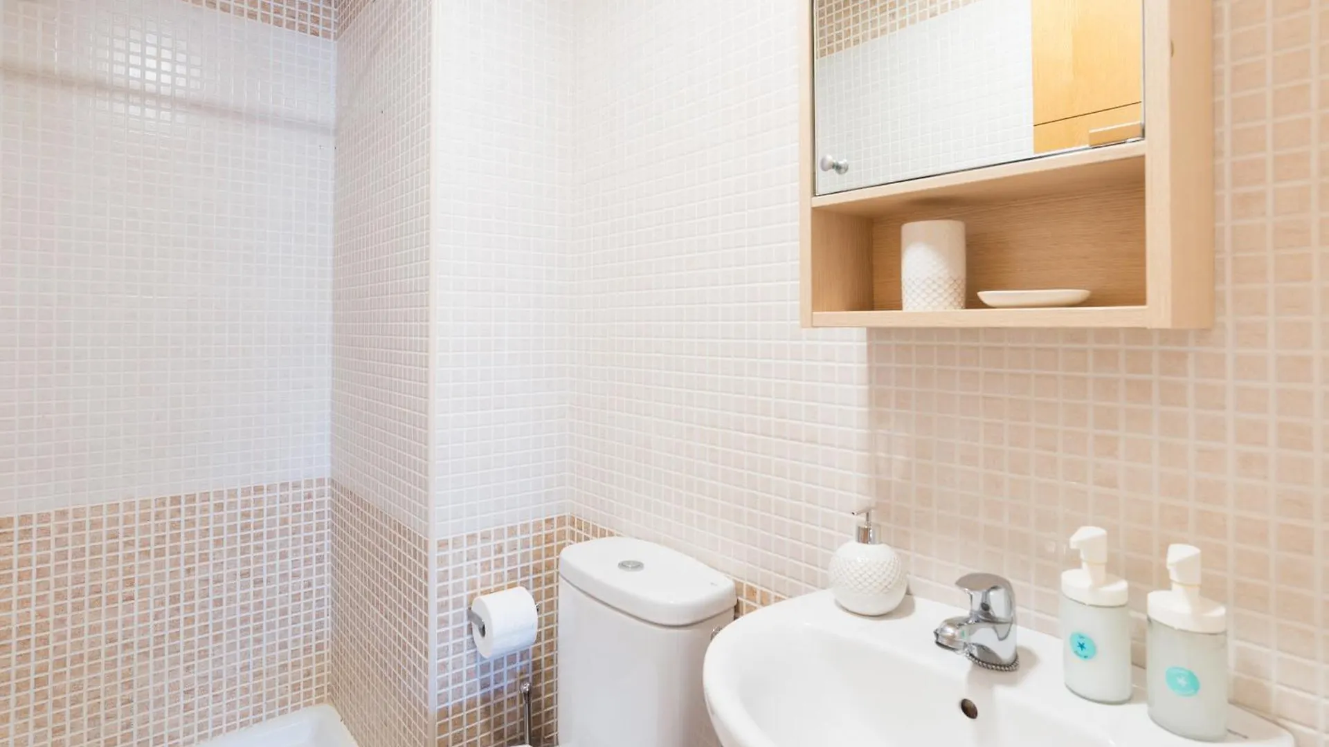 Hill Apartment With Terrace, Parking, Pool & Paddle Court 토레몰리노스 0*,  스페인
