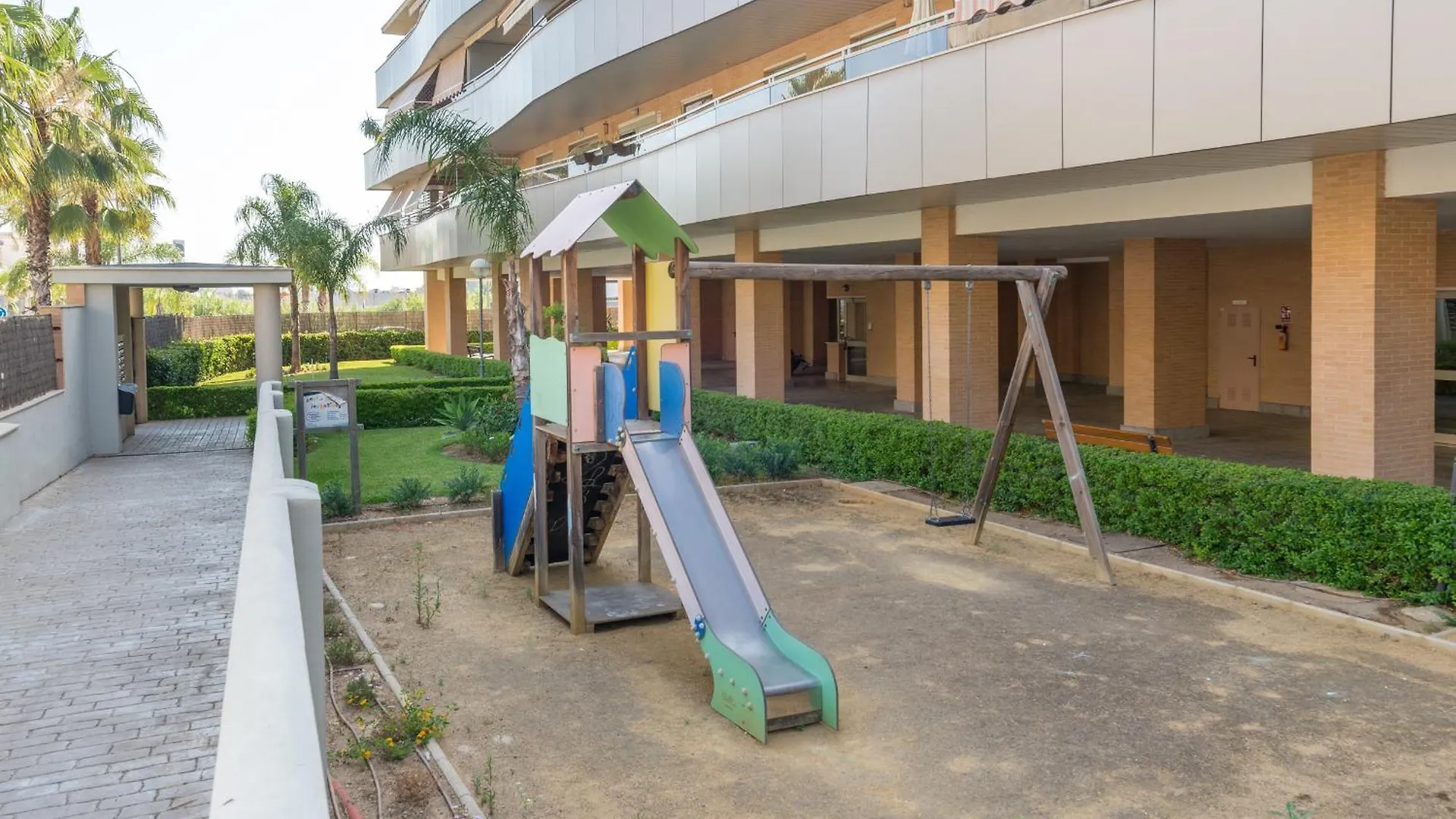 Hill Apartment With Terrace, Parking, Pool & Paddle Court 토레몰리노스