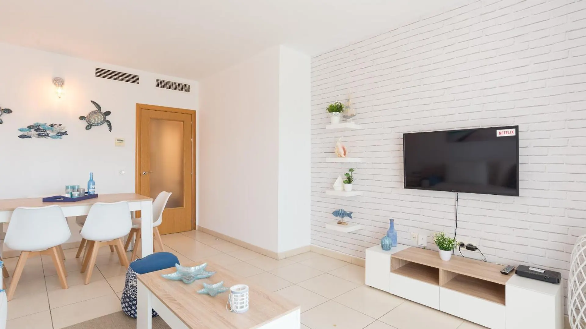 Hill Apartment With Terrace, Parking, Pool & Paddle Court 토레몰리노스