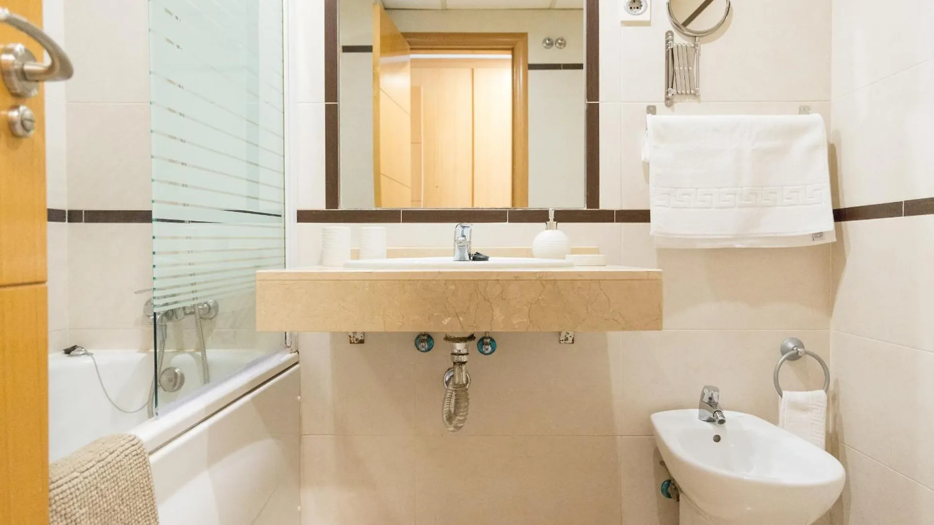 Hill Apartment With Terrace, Parking, Pool & Paddle Court 토레몰리노스 스페인